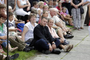 05.08.2016 Wiślica. Pielgrzym na Jasną Górę zebrali się przy kolegiacie, by uczestniczyć w nabożeństwie. / Jarosław Kubalski / Radio Kielce