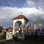 05.08.2016 Wiślica. Pielgrzym na Jasną Górę zebrali się przy kolegiacie, by uczestniczyć w nabożeństwie. / Jarosław Kubalski / Radio Kielce