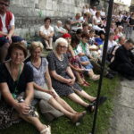 05.08.2016 Wiślica. Pielgrzym na Jasną Górę zebrali się przy kolegiacie, by uczestniczyć w nabożeństwie. / Jarosław Kubalski / Radio Kielce