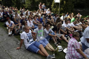 05.08.2016 Wiślica. Pielgrzym na Jasną Górę zebrali się przy kolegiacie, by uczestniczyć w nabożeństwie. / Jarosław Kubalski / Radio Kielce