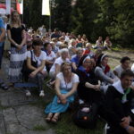 05.08.2016 Wiślica. Pielgrzym na Jasną Górę zebrali się przy kolegiacie, by uczestniczyć w nabożeństwie. / Jarosław Kubalski / Radio Kielce