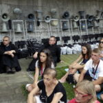 05.08.2016 Wiślica. Pielgrzym na Jasną Górę zebrali się przy kolegiacie, by uczestniczyć w nabożeństwie. / Jarosław Kubalski / Radio Kielce