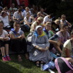 05.08.2016 Wiślica. Pielgrzym na Jasną Górę zebrali się przy kolegiacie, by uczestniczyć w nabożeństwie. / Jarosław Kubalski / Radio Kielce