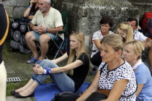 05.08.2016 Wiślica. Pielgrzym na Jasną Górę zebrali się przy kolegiacie, by uczestniczyć w nabożeństwie. / Jarosław Kubalski / Radio Kielce