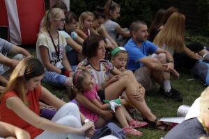 05.08.2016 Wiślica. Pielgrzym na Jasną Górę zebrali się przy kolegiacie, by uczestniczyć w nabożeństwie. / Jarosław Kubalski / Radio Kielce