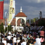 05.08.2016 Wiślica. Pielgrzym na Jasną Górę zebrali się przy kolegiacie, by uczestniczyć w nabożeństwie. / Jarosław Kubalski / Radio Kielce