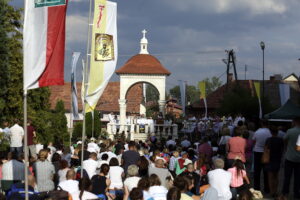 05.08.2016 Wiślica. Pielgrzym na Jasną Górę zebrali się przy kolegiacie, by uczestniczyć w nabożeństwie. / Jarosław Kubalski / Radio Kielce