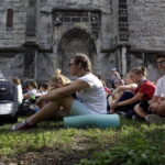 05.08.2016 Wiślica. Pielgrzym na Jasną Górę zebrali się przy kolegiacie, by uczestniczyć w nabożeństwie. / Jarosław Kubalski / Radio Kielce