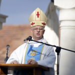 05.08.2016 Wiślica. Pielgrzym na Jasną Górę zebrali się przy kolegiacie, by uczestniczyć w nabożeństwie, które odprawił biskup Jan Piotrowski. / Jarosław Kubalski / Radio Kielce