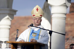 05.08.2016 Wiślica. Pielgrzym na Jasną Górę zebrali się przy kolegiacie, by uczestniczyć w nabożeństwie, które odprawił biskup Jan Piotrowski. / Jarosław Kubalski / Radio Kielce