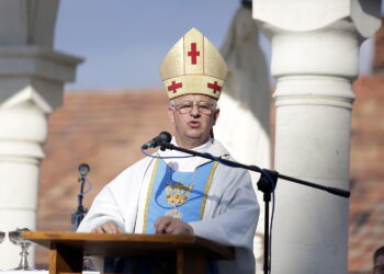 05.08.2016 Wiślica. Pielgrzym na Jasną Górę zebrali się przy kolegiacie, by uczestniczyć w nabożeństwie, które odprawił biskup Jan Piotrowski. / Jarosław Kubalski / Radio Kielce