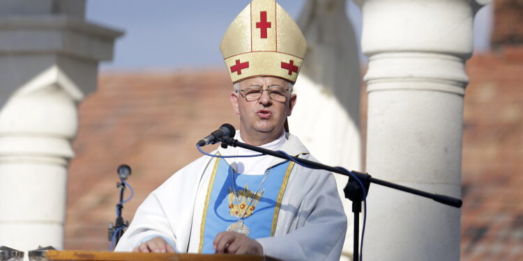 05.08.2016 Wiślica. Pielgrzym na Jasną Górę zebrali się przy kolegiacie, by uczestniczyć w nabożeństwie, które odprawił biskup Jan Piotrowski. / Jarosław Kubalski / Radio Kielce