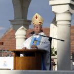 05.08.2016 Wiślica. Pielgrzym na Jasną Górę zebrali się przy kolegiacie, by uczestniczyć w nabożeństwie, które odprawił biskup Jan Piotrowski. / Jarosław Kubalski / Radio Kielce