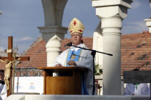 05.08.2016 Wiślica. Pielgrzym na Jasną Górę zebrali się przy kolegiacie, by uczestniczyć w nabożeństwie, które odprawił biskup Jan Piotrowski. / Jarosław Kubalski / Radio Kielce