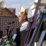 05.08.2016 Wiślica. Pielgrzym na Jasną Górę zebrali się przy kolegiacie, by uczestniczyć w nabożeństwie, które odprawił biskup Jan Piotrowski. / Jarosław Kubalski / Radio Kielce