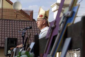 05.08.2016 Wiślica. Pielgrzym na Jasną Górę zebrali się przy kolegiacie, by uczestniczyć w nabożeństwie, które odprawił biskup Jan Piotrowski. / Jarosław Kubalski / Radio Kielce