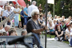 05.08.2016 Wiślica. Pielgrzym na Jasną Górę zebrali się przy kolegiacie, by uczestniczyć w nabożeństwie. / Jarosław Kubalski / Radio Kielce