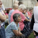 05.08.2016 Wiślica. Pielgrzym na Jasną Górę zebrali się przy kolegiacie, by uczestniczyć w nabożeństwie. / Jarosław Kubalski / Radio Kielce