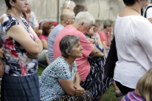 05.08.2016 Wiślica. Pielgrzym na Jasną Górę zebrali się przy kolegiacie, by uczestniczyć w nabożeństwie. / Jarosław Kubalski / Radio Kielce