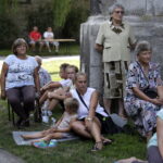 05.08.2016 Wiślica. Pielgrzym na Jasną Górę zebrali się przy kolegiacie, by uczestniczyć w nabożeństwie. / Jarosław Kubalski / Radio Kielce