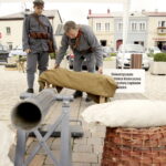 11.08.2016 Chęciny. Przygotowania do pikniku historycznego. / Jarosław Kubalski / Radio Kielce