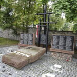 12.08.2016 Kielce. Pomniki autorstwa i współautorstwa Henryka Dłużewskiego. Pomnik Katyński na Cmentarzu Partyzanckim. / Jarosław Kubalski / Radio Kielce