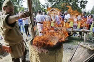 13.08.2016 Nowa Słupia. Festyn archeologiczny Dymarki Świętokrzyskie. / Jarosław Kubalski / Radio Kielce