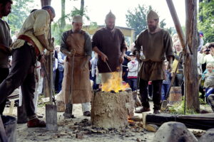 13.08.2016 Nowa Słupia. Festyn archeologiczny Dymarki Świętokrzyskie. / Jarosław Kubalski / Radio Kielce