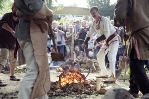 13.08.2016 Nowa Słupia. Festyn archeologiczny Dymarki Świętokrzyskie. / Jarosław Kubalski / Radio Kielce