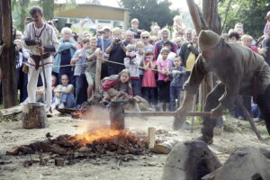 13.08.2016 Nowa Słupia. Festyn archeologiczny Dymarki Świętokrzyskie. / Jarosław Kubalski / Radio Kielce