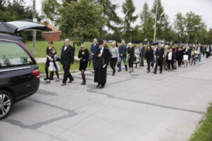 13.08.2016 Cedzyna. Pogrzeb dziennikarki Radia Kielce Zdzisławy Wierciakowej. / Radio Kielce