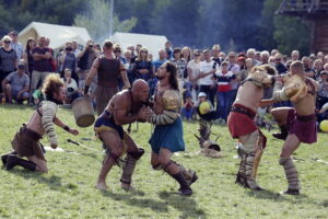 15.08.2016 Nowa Słupia. Dymarki Świętokrzyskie. Pokaz walki gladiatorów. / Jarosław Kubalski / Radio Kielce