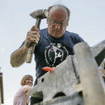 19.08.2016 Kielce. Kowal Ryszard Skuza prowadzi warsztaty kowalstwa artystycznego na dziedzińcu Muzeum Historii Kielc. / Jarosław Kubalski / Radio Kielce
