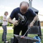 19.08.2016 Kielce. Kowal Ryszard Skuza prowadzi warsztaty kowalstwa artystycznego na dziedzińcu Muzeum Historii Kielc. / Jarosław Kubalski / Radio Kielce