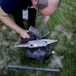 19.08.2016 Kielce. Kowal Ryszard Skuza prowadzi warsztaty kowalstwa artystycznego na dziedzińcu Muzeum Historii Kielc. / Jarosław Kubalski / Radio Kielce