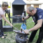 19.08.2016 Kielce. Kowal Ryszard Skuza prowadzi warsztaty kowalstwa artystycznego na dziedzińcu Muzeum Historii Kielc. / Jarosław Kubalski / Radio Kielce