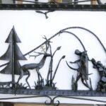 19.08.2016 Kielce. Kowal Ryszard Skuza prowadzi warsztaty kowalstwa artystycznego na dziedzińcu Muzeum Historii Kielc. / Jarosław Kubalski / Radio Kielce