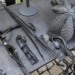 19.08.2016 Kielce. Kowal Ryszard Skuza prowadzi warsztaty kowalstwa artystycznego na dziedzińcu Muzeum Historii Kielc. / Jarosław Kubalski / Radio Kielce