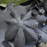 19.08.2016 Kielce. Kowal Ryszard Skuza prowadzi warsztaty kowalstwa artystycznego na dziedzińcu Muzeum Historii Kielc. / Jarosław Kubalski / Radio Kielce