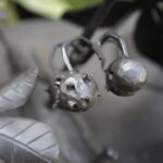 19.08.2016 Kielce. Kowal Ryszard Skuza prowadzi warsztaty kowalstwa artystycznego na dziedzińcu Muzeum Historii Kielc. / Jarosław Kubalski / Radio Kielce