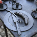 19.08.2016 Kielce. Kowal Ryszard Skuza prowadzi warsztaty kowalstwa artystycznego na dziedzińcu Muzeum Historii Kielc. / Jarosław Kubalski / Radio Kielce