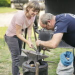 19.08.2016 Kielce. Kowal Ryszard Skuza prowadzi warsztaty kowalstwa artystycznego na dziedzińcu Muzeum Historii Kielc. / Jarosław Kubalski / Radio Kielce