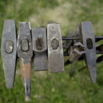 19.08.2016 Kielce. Kowal Ryszard Skuza prowadzi warsztaty kowalstwa artystycznego na dziedzińcu Muzeum Historii Kielc. / Jarosław Kubalski / Radio Kielce