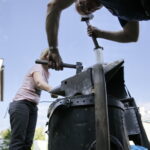 19.08.2016 Kielce. Kowal Ryszard Skuza prowadzi warsztaty kowalstwa artystycznego na dziedzińcu Muzeum Historii Kielc. / Jarosław Kubalski / Radio Kielce