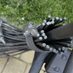 19.08.2016 Kielce. Kowal Ryszard Skuza prowadzi warsztaty kowalstwa artystycznego na dziedzińcu Muzeum Historii Kielc. / Jarosław Kubalski / Radio Kielce