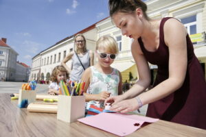 20.08.2016 Kielce. Rynek. Festiwal Hura Art zorganizowany dla dzieci przez Teatr Kubuś. / Jarosław Kubalski / Radio Kielce