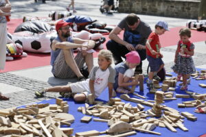 20.08.2016 Kielce. Rynek. Festiwal Hura Art zorganizowany dla dzieci przez Teatr Kubuś. / Jarosław Kubalski / Radio Kielce