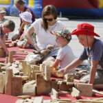 20.08.2016 Kielce. Rynek. Festiwal Hura Art zorganizowany dla dzieci przez Teatr Kubuś. / Jarosław Kubalski / Radio Kielce