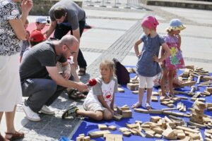 20.08.2016 Kielce. Rynek. Festiwal Hura Art zorganizowany dla dzieci przez Teatr Kubuś. / Jarosław Kubalski / Radio Kielce