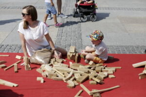 20.08.2016 Kielce. Rynek. Festiwal Hura Art zorganizowany dla dzieci przez Teatr Kubuś. / Jarosław Kubalski / Radio Kielce